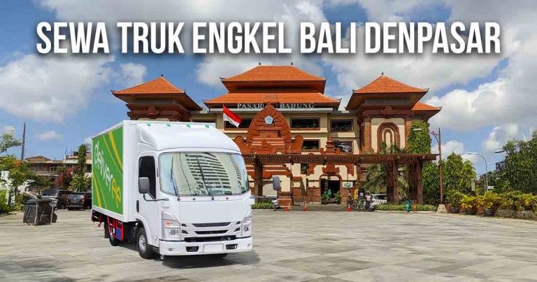 Truk Engkel berstiker Deliveree di depan Pasar Badung, Denpasar, Bali dengan teks “Sewa Truk Engkel Bali Denpasar.”