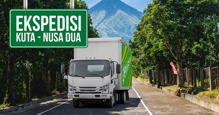 Truk ekspedisi Deliveree melintas di jalur Kuta-Nusa Dua dengan latar pegunungan.