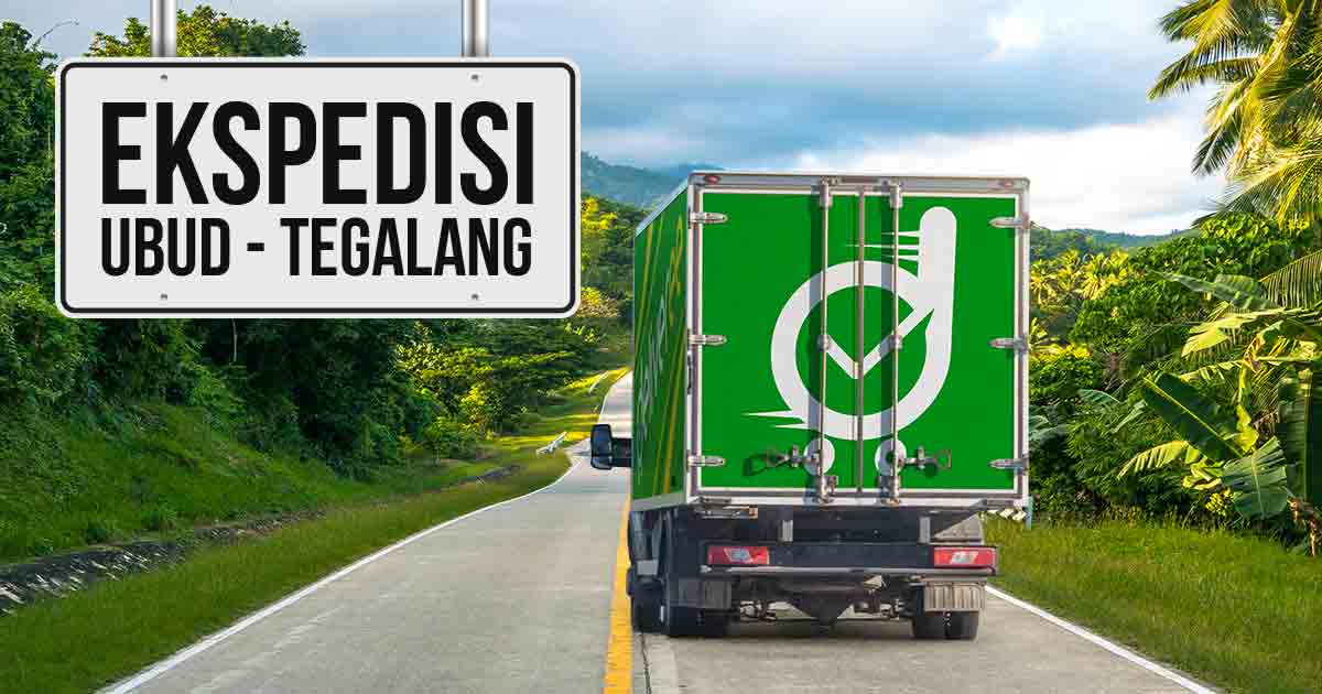 Truk ekspedisi Deliveree melaju di jalan pedesaan Ubud-Tegalalang.