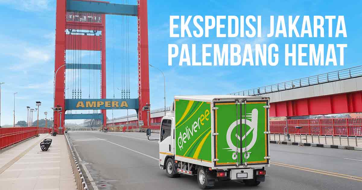 Truk Deliveree melintas di Jembatan Ampera dengan tulisan "Ekspedisi Jakarta Palembang Hemat" di latar belakang.