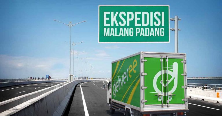 Truk ekspedisi Deliveree melaju di jalan tol dengan papan petunjuk 'Ekspedisi Malang Padang'.