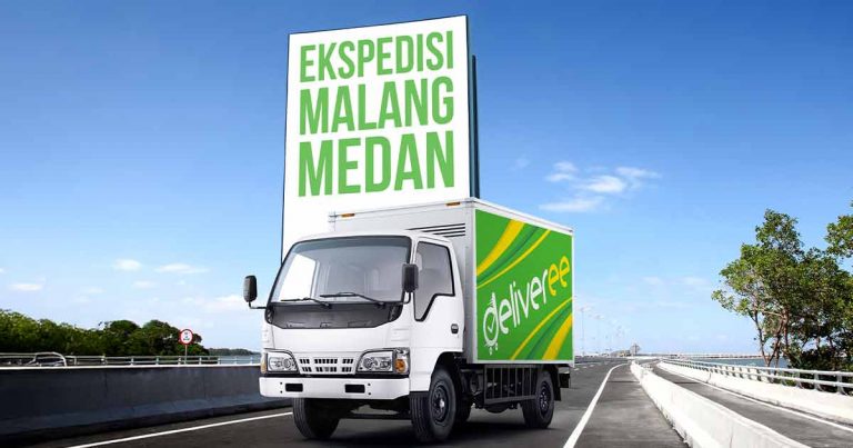 Truk ekspedisi Malang-Medan dengan logo Deliveree di jalan tol.