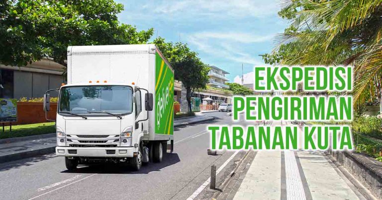 Truk Deliveree melewati jalan raya di daerah Kuta Bali, terdapat tulisan “Ekspedisi Pengiriman Tabanan Kuta” di bagian kanan atas.