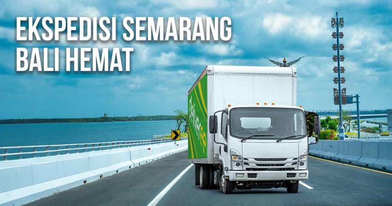 Truk Deliveree berjalan di atas jembatan Tol Bali Mandara.