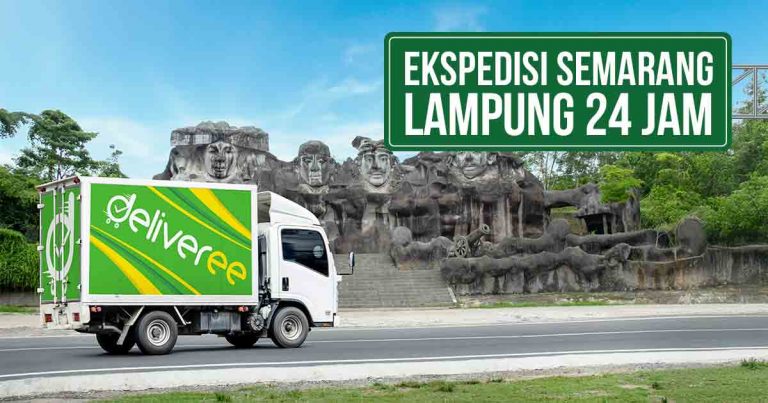 Truk Deliveree melintasi jalan di depan Monumen Empat Marga Lampung, terdapat tulisan “Ekspedisi Semarang Lampung 24 Jam” di pojok kanan atas.