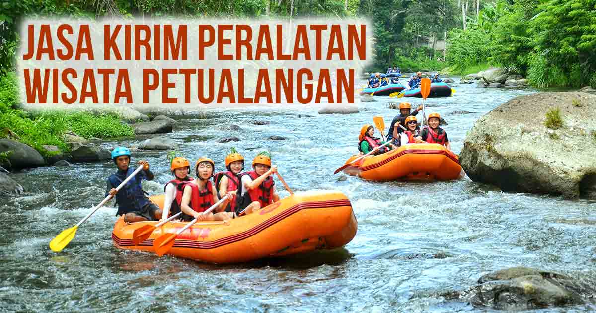 Pemandangan sungai alami dengan beberapa perahu karet terlihat di gambar sedang ditumpangi oleh peserta arung jeram. Terdapat tulisan di “Jasa Kirim Peralatan Wisata Petualangan” di kanan atas.