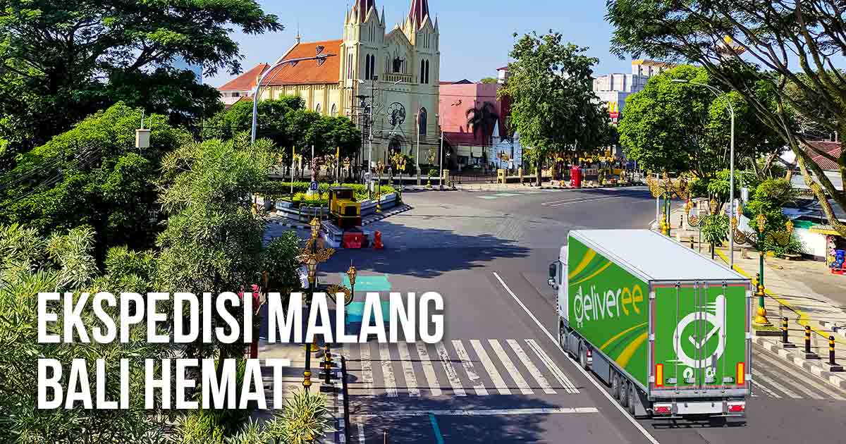 Truk Deliveree melewati Gereja Katolik Paroki Hati Kudus Yesus Kayutangan Malang