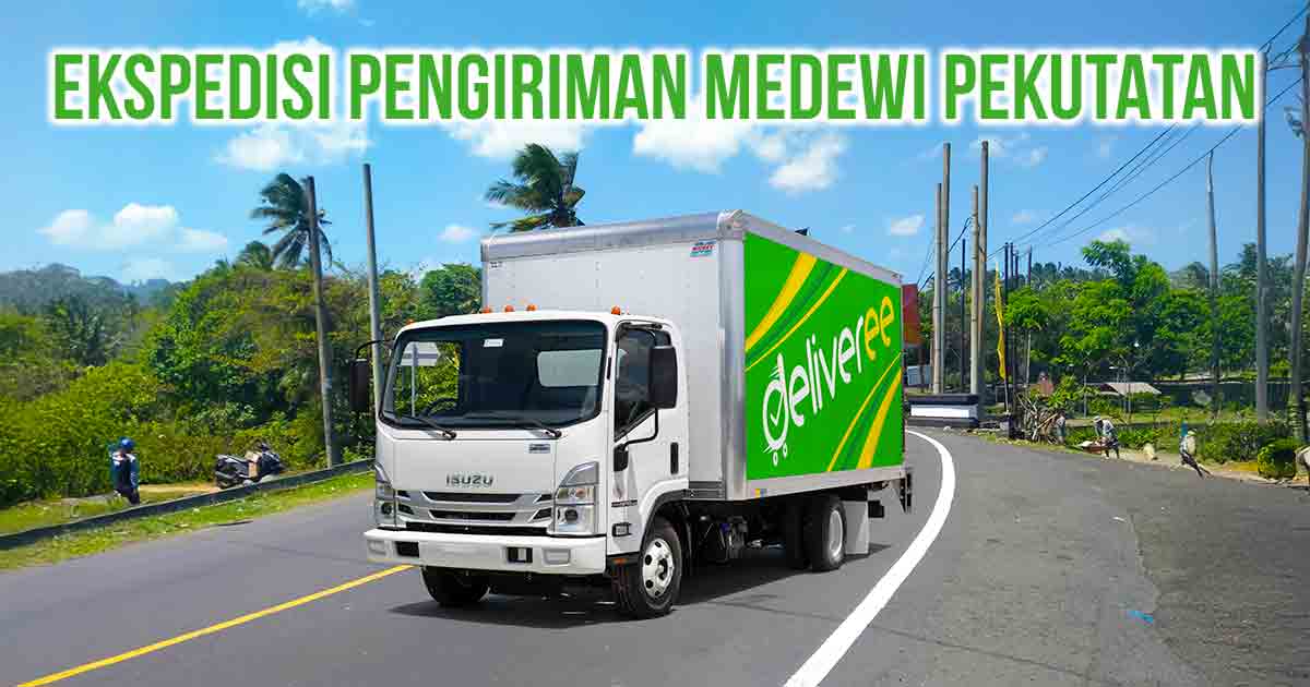 Truk Deliveree melintasi jalan raya yang ada di area Pekutatan Bali dengan tulisan “Ekspedisi Pengiriman Medewi Pekutatan” di kanan atas.