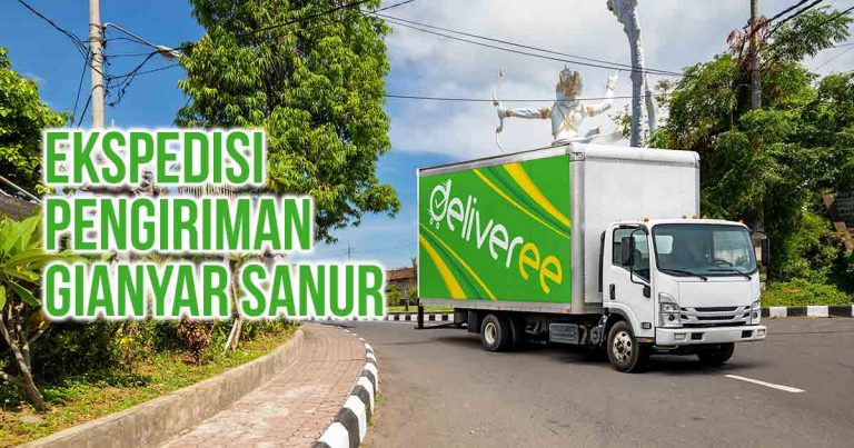 Truk Deliveree melintas di jalanan dengan Monumen Tugu Arjuna Gianyar terlihat di belakangnya. Terdapat tulisan “Ekspedisi Pengiriman Gianyar Sanur” di kiri atas.