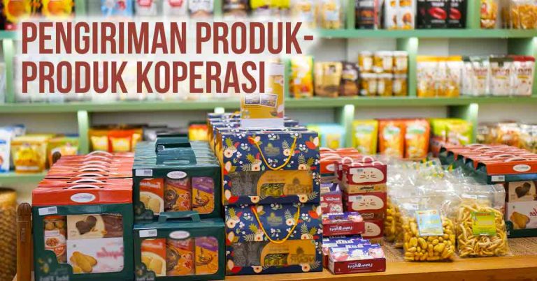 Etalase toko yang dipenuhi oleh makanan dan jajanan kemasan khas Indonesia yang merupakan produk-produk koperasi. Di kiri atas terdapat tulisan “Pengiriman Produk-produk Koperasi”.