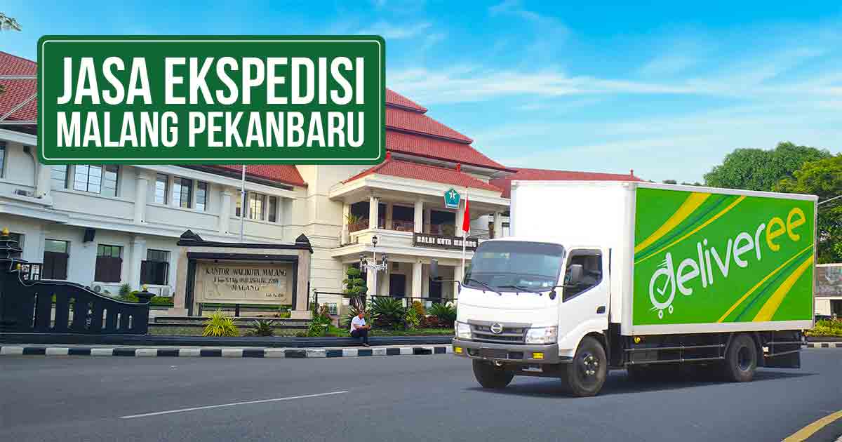 Truk Deliveree melewati jalan di depan Kantor Walikota Malang, di pojok kiri bawah terdapat tulisan “Jasa Ekspedisi Malang Pekanbaru”.