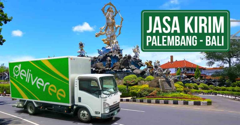 Truk Deliveree melintas di jalanan Denpasar Bali, dengan monumen Titi Banda terlihat di belakangnya. Terdapat tulisan “Jasa Kirim Palembang Bali” di pojok kanan atas.