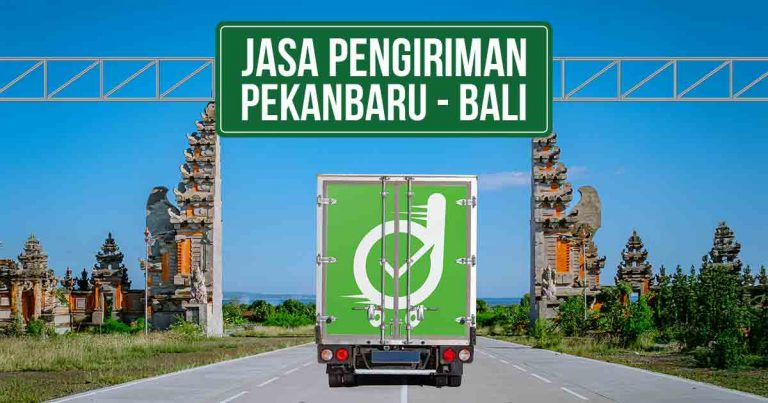 Truk Deliveree melewati Candi Bentar di Bali yang berbentuk gapura besar bermotif dengan jalan aspal di tengah-tengahnya. Terdapat tulisan “Jasa Pengiriman Pekanbaru-Bali” di kiri atas.