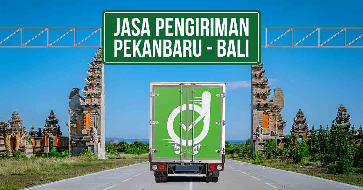 Truk Deliveree melewati Candi Bentar di Bali yang berbentuk gapura besar bermotif dengan jalan aspal di tengah-tengahnya. Terdapat tulisan “Jasa Pengiriman Pekanbaru-Bali” di kiri atas. 