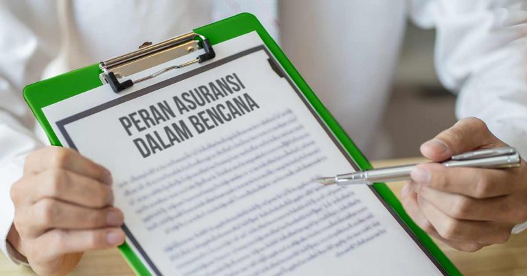 Gambar menunjukkan seseorang yang memegang papan klip dengan dokumen bertuliskan "Peran Asuransi dalam Bencana," sambil menunjukkan dengan pena.