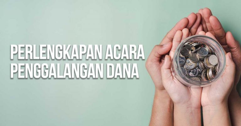 Tangan dengan toples kaca berisi uang sebagai ilustrasi penggalangan dana dan tulisan “Acara Penggalangan Dana dan Perlengkapannya.”