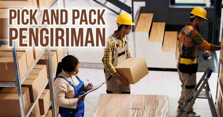 Proses pick and pack dalam pergudangan dengan pekerja yang sedang mengemas barang untuk pengiriman