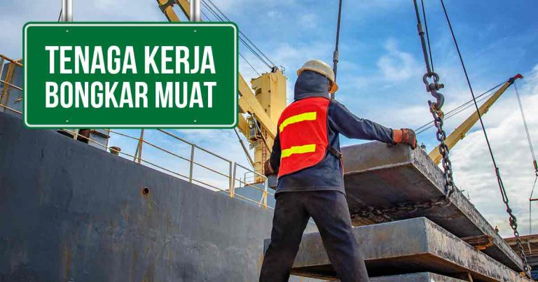 Pekerja bongkar muat sedang mengangkat material dengan crane di pelabuhan.