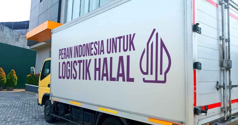 Gambar menunjukkan truk dengan tulisan "Peran Indonesia untuk Logistik Halal" di sisi badan truk, dengan logo halal.