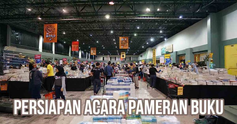 Acara book fair dengan banyak tumpukan buku dan pengunjung sebagai ilustrasi “Persiapan Acara Pameran Buku”.