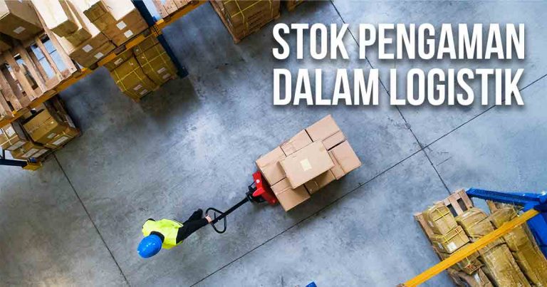 Pekerja di gudang memindahkan stok pengaman dengan alat dorong di antara rak logistik.