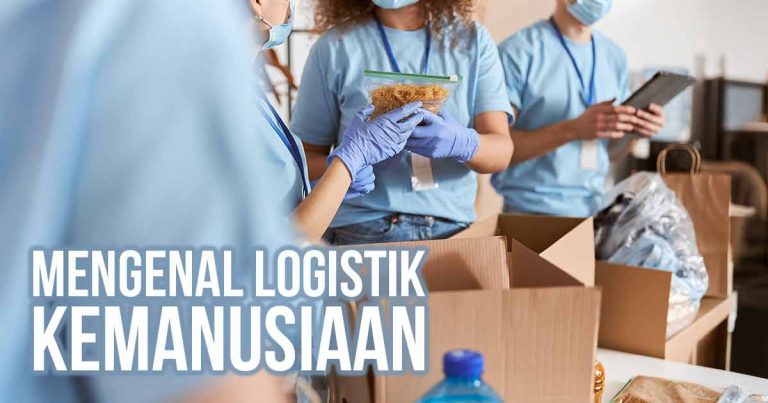 Sekelompok orang yang sedang mengemas barang, kemungkinan sebagai bagian dari operasi logistik kemanusiaan, dengan fokus pada pengorganisasian persediaan.