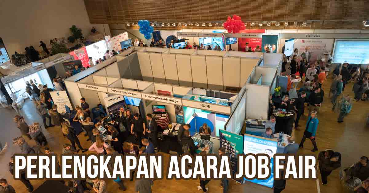 Berbagai stand booth perusahaan serta kerumunan pelamar kerja sebagai ilustrasi “Perlengkapan Acara Job Fair.”