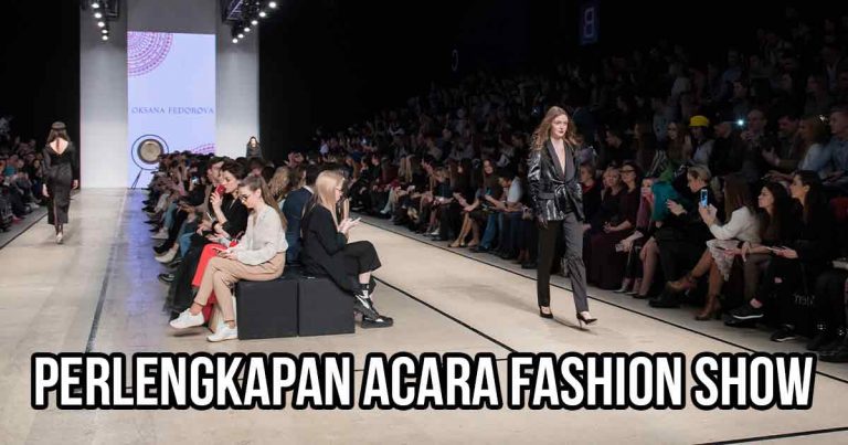 Ruang fashion show dengan kursi yang dipenuhi penonton, lampu sorot di atas, dan model peraga busana, sebagai ilustrasi “Perlengkapan Acara Fashion Show”.