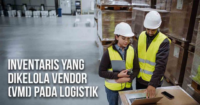 Dua pekerja dengan helm dan rompi di gudang, sedang memeriksa inventaris yang dikelola vendor (VMI) dalam logistik