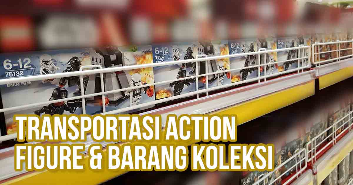 Rak toko berisi kotak action figure dan barang koleksi dengan pagar pembatas putih. Teks: "Transportasi Action Figure & Barang Koleksi".