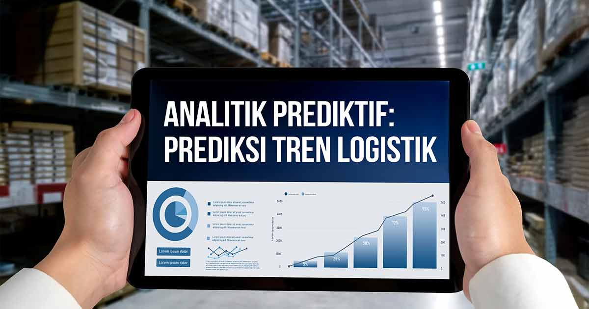 Tangan memegang tablet di dalam gudang, menampilkan analitik prediktif dengan grafik tren logistik dan teks "Analitik Prediktif: Prediksi Tren Logistik".