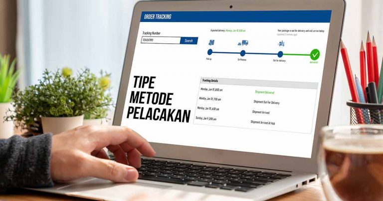 Tangan menggunakan laptop yang menampilkan sistem pelacakan pengiriman dengan status paket, disertai teks "Tipe Metode Pelacakan".