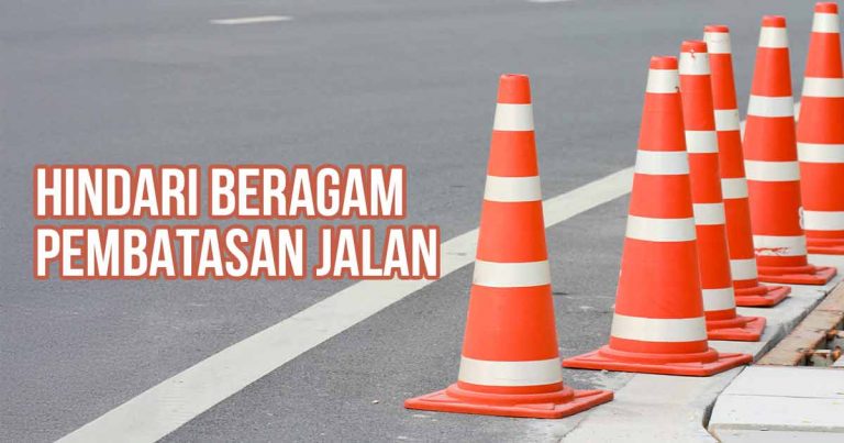 Deretan kerucut lalu lintas oranye putih di tepi jalan dengan teks "Hindari Beragam Pembatasan Jalan".