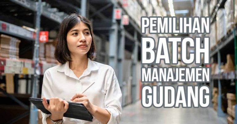 Wanita membawa tablet dan pena di dalam gudang dengan rak penyimpanan, disertai teks "Pemilihan Batch Manajemen Gudang".