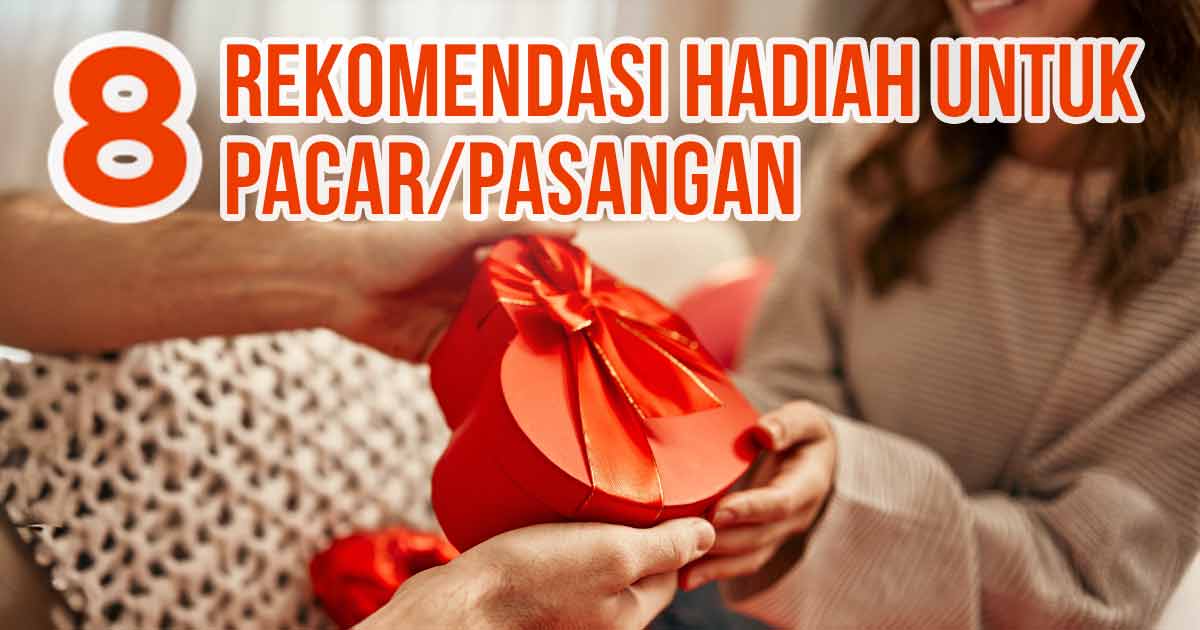 Seseorang memberikan kado berbentuk hati sebagai ilustrasi “8 Rekomendasi Hadiah untuk Pacar/Pasangan”