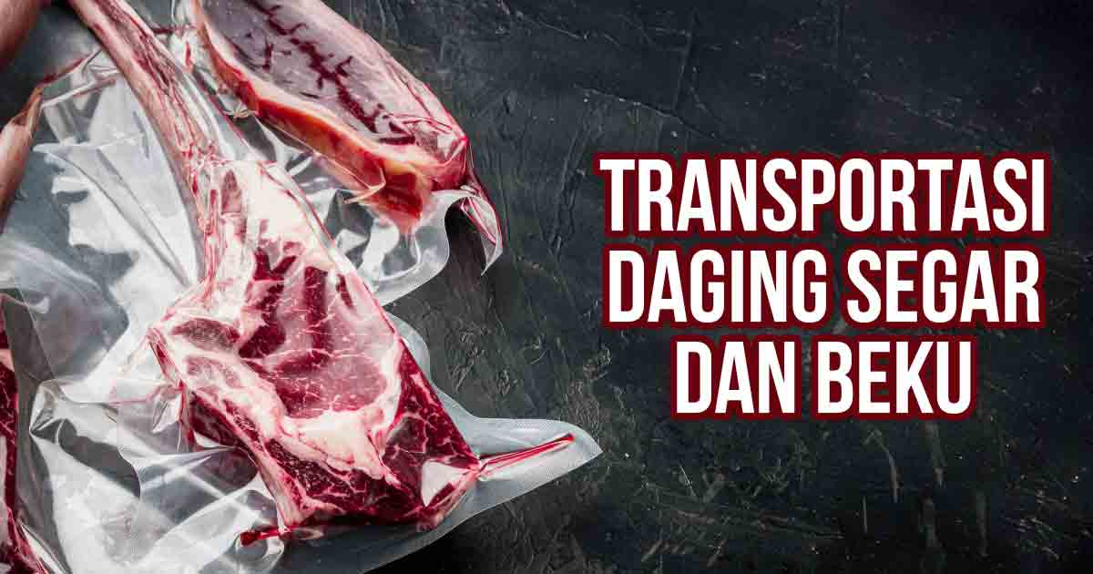 Potongan daging segar dalam kemasan vakum di atas permukaan hitam. Teks: "Transportasi Daging Segar dan Beku".