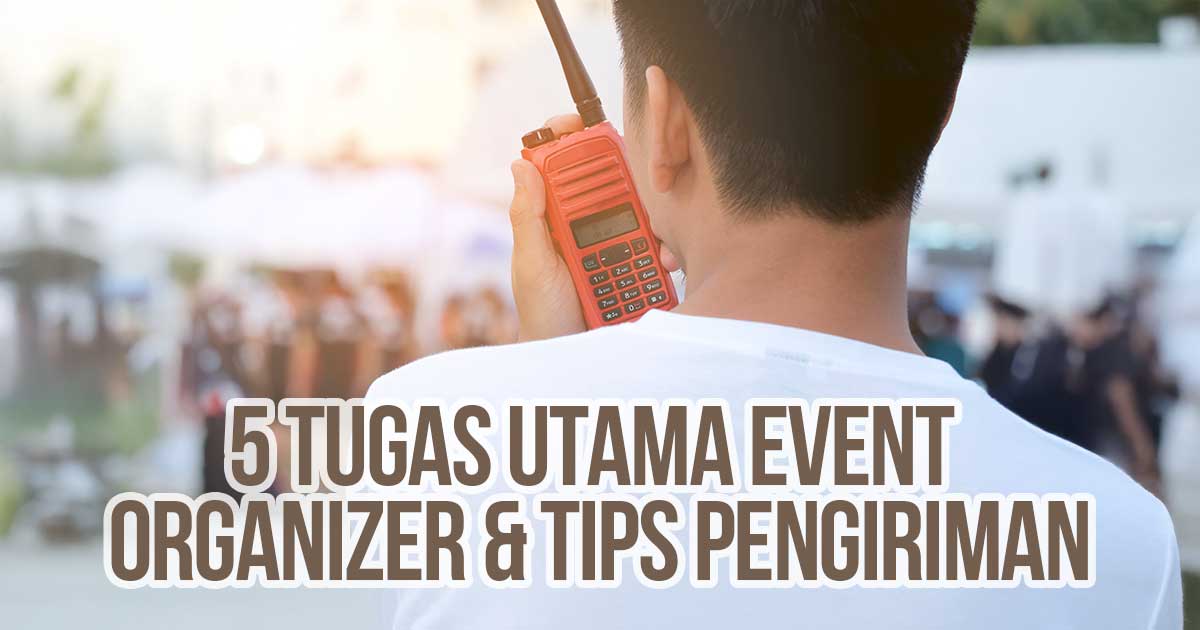 Seorang staff event organizer menggunakan walkie-talkie untuk berkomunikasi di tengah acara dan memastikan kelancaran logistik sebagai ilustrasi “Event Organizer (EO): 5 Tugas Utama + Tips Pengiriman“